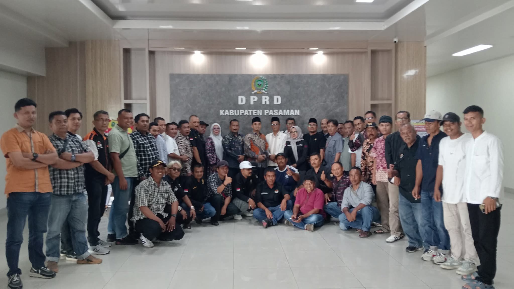 Ketua DPRD Pasaman, Nelfri Asfandi saat Raker bersama media